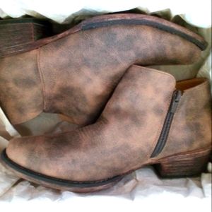 Faux Leather Ankle Boot w/inside zipper Sz 8